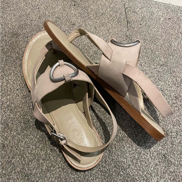 Flat sandals in neutral color - worn once - Picture 2 of 3